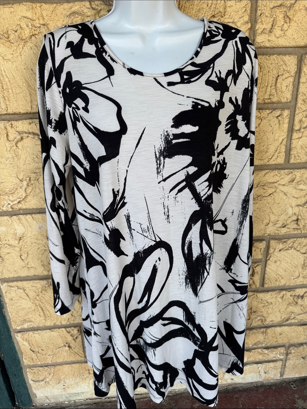 Comfy USA Black and White Abstract Floral Long Sleeve Top Tunic